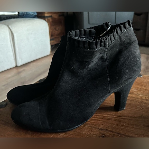 Aerosole Ruffled Booties - Picture 4 of 11